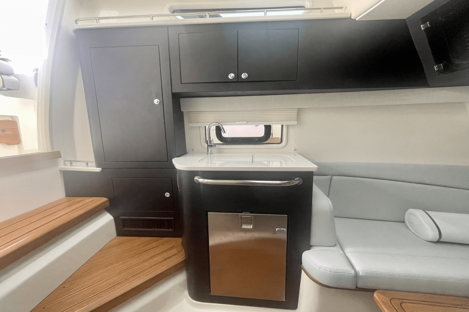2025 Boston Whaler 380 Realm Image Thumbnail #19