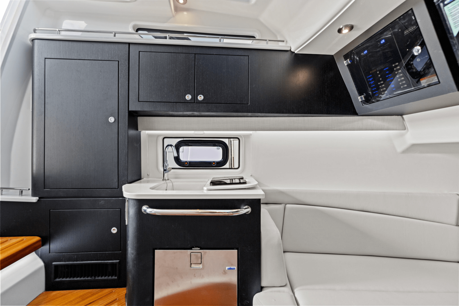 2025 Boston Whaler 380 Realm Image Thumbnail #39