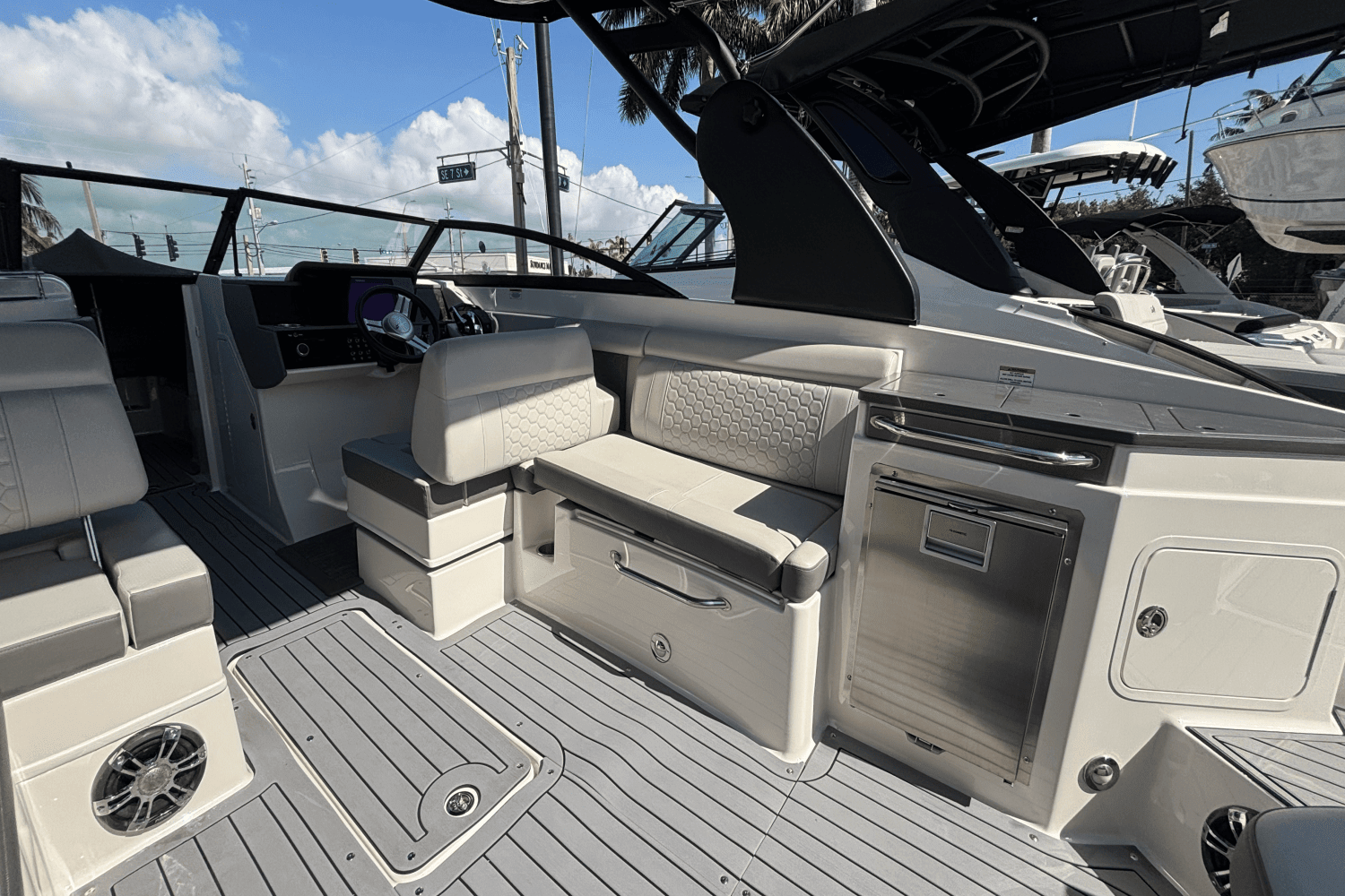 2020 Sea Ray SDX 290 Outboard Image Thumbnail #14