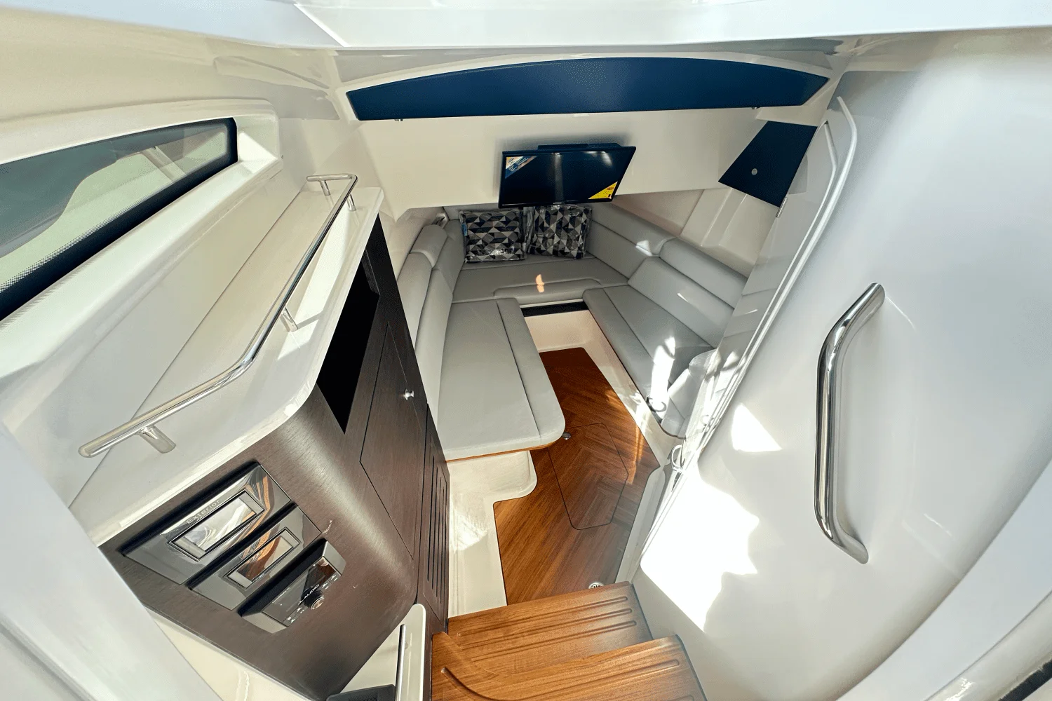 2025 Boston Whaler 350 Realm Image Thumbnail #32