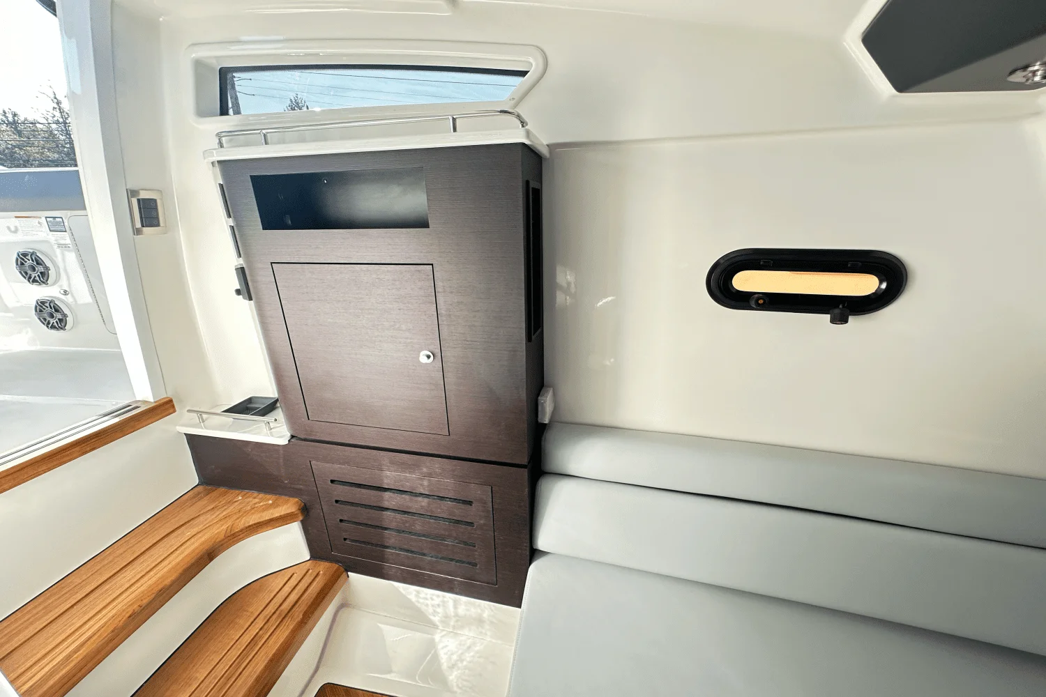 2025 Boston Whaler 350 Realm Image Thumbnail #35