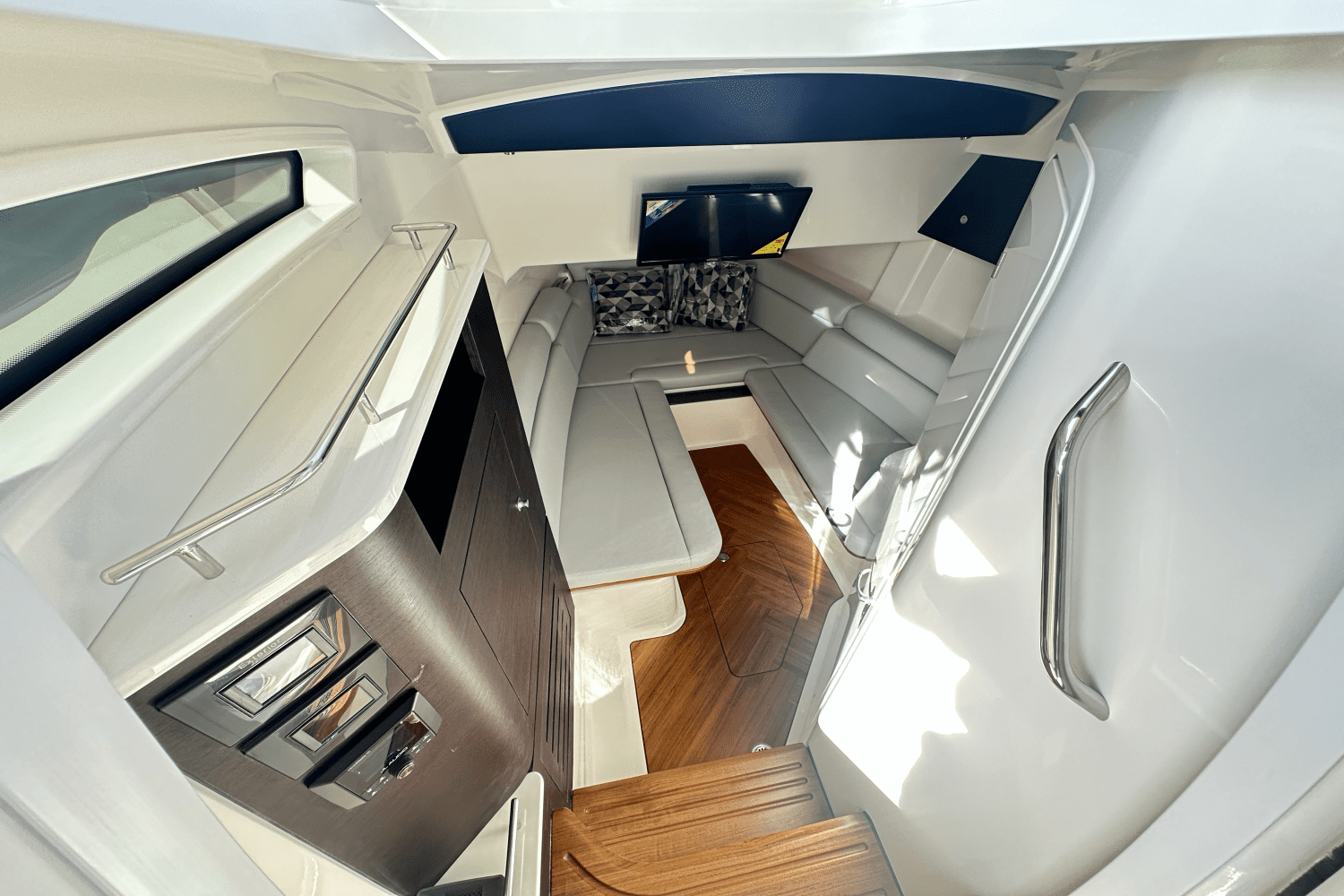 2025 Boston Whaler 350 Realm Image Thumbnail #20