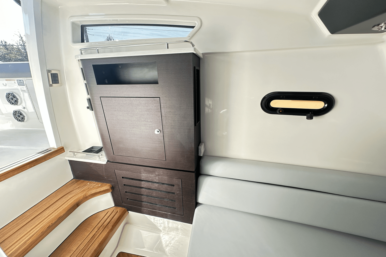 2025 Boston Whaler 350 Realm Image Thumbnail #23