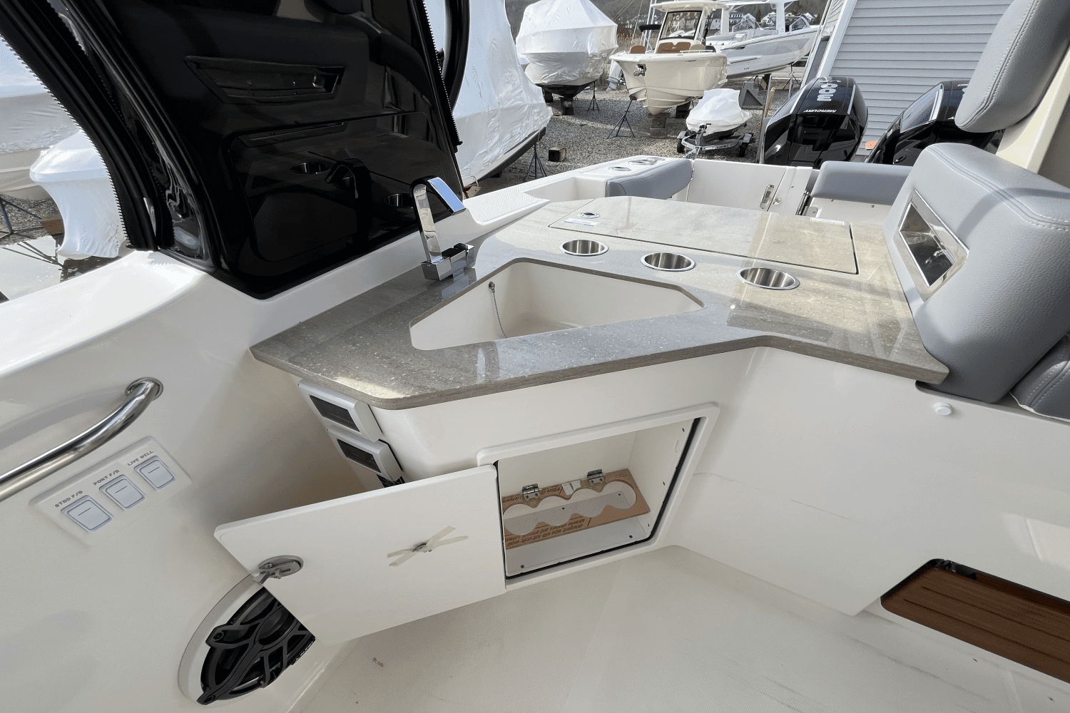 2025 Boston Whaler 350 Realm Image Thumbnail #24