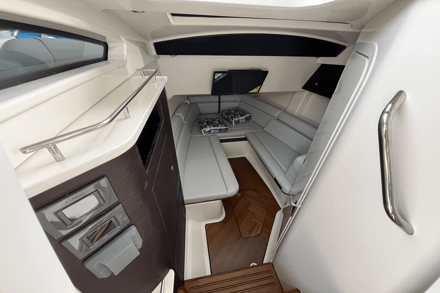 2025 Boston Whaler 350 Realm Image Thumbnail #30