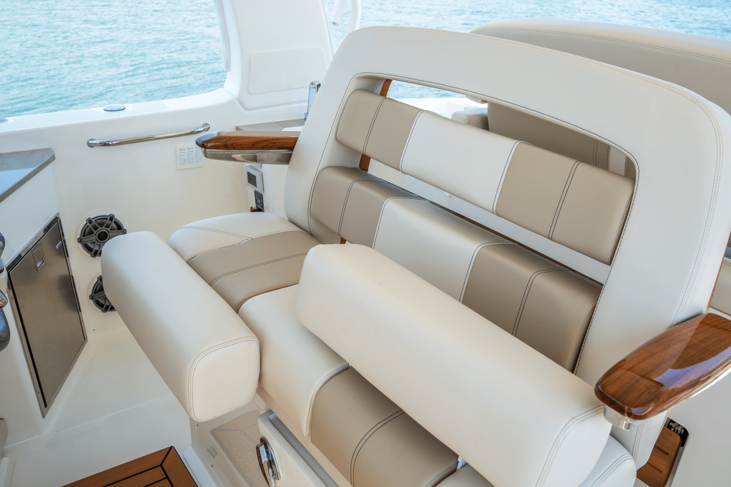 2025 Boston Whaler 350 Realm Image Thumbnail #14