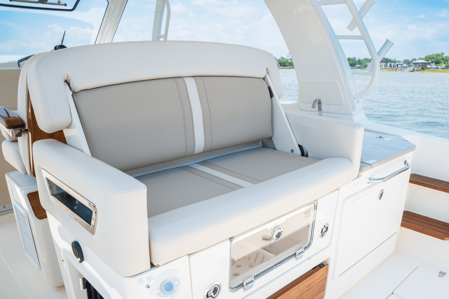 2025 Boston Whaler 350 Realm Image Thumbnail #13