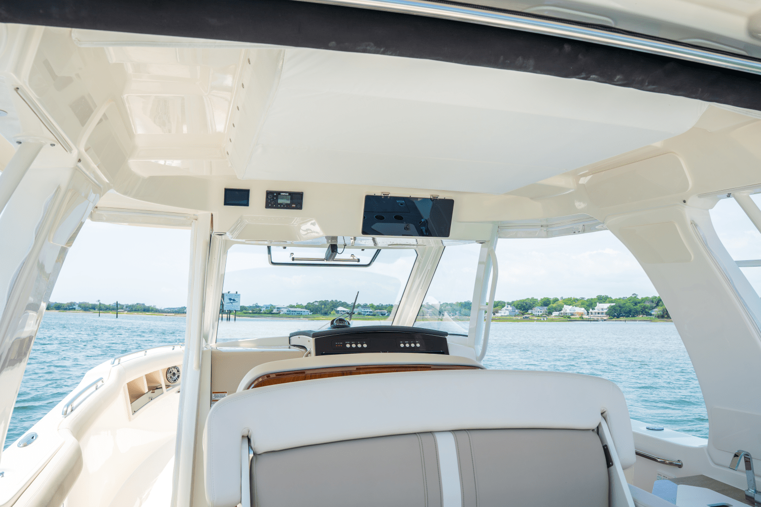 2025 Boston Whaler 350 Realm Image Thumbnail #35