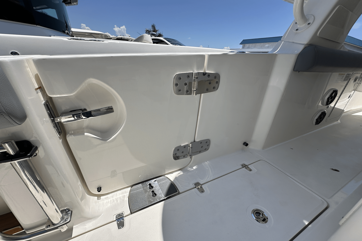 2025 Boston Whaler 350 Realm Image Thumbnail #9