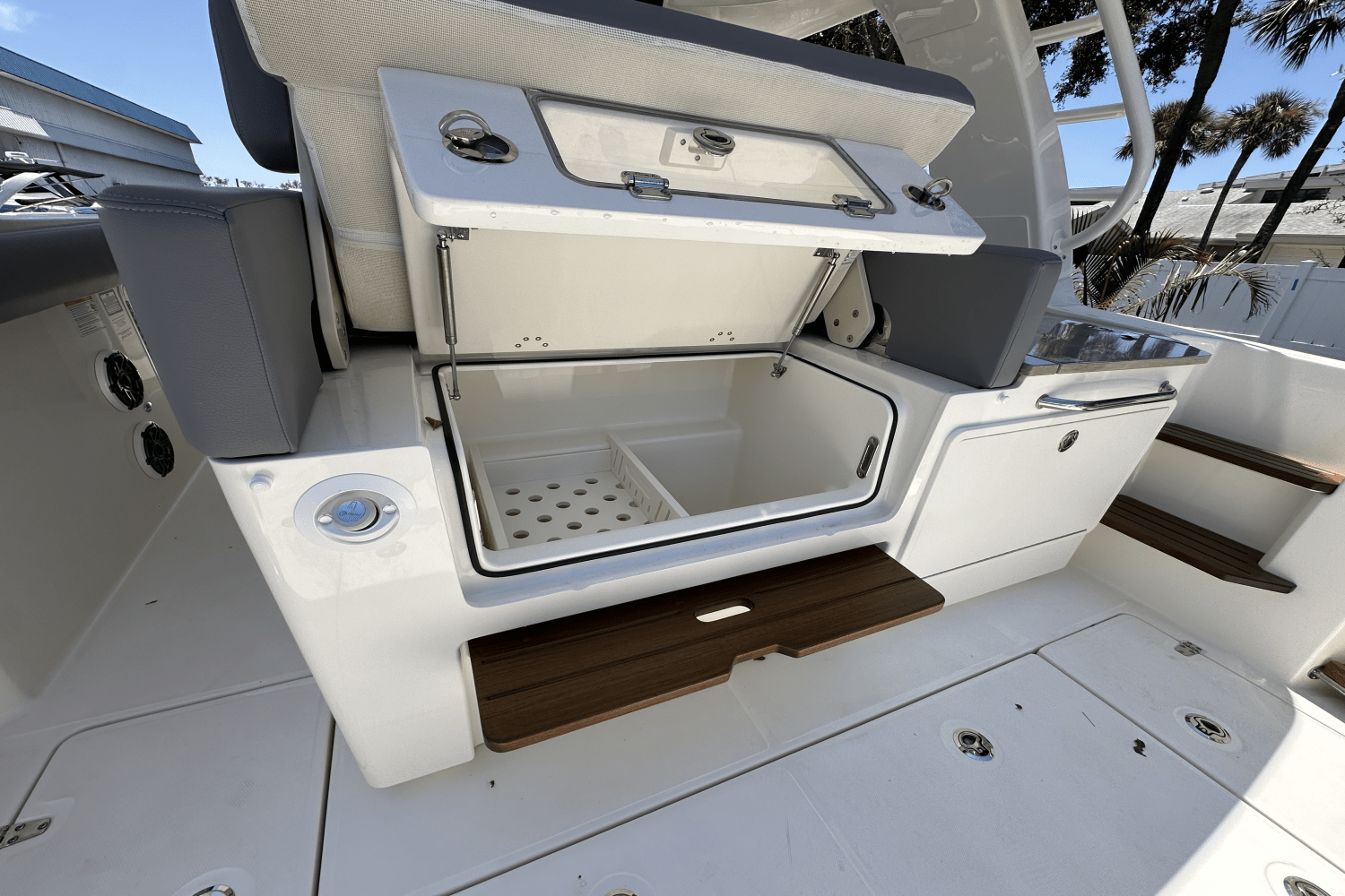 2025 Boston Whaler 350 Realm Image Thumbnail #16