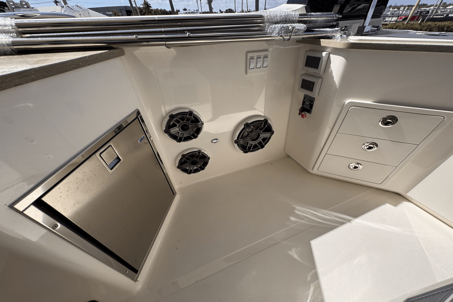 2025 Boston Whaler 350 Realm Image Thumbnail #14