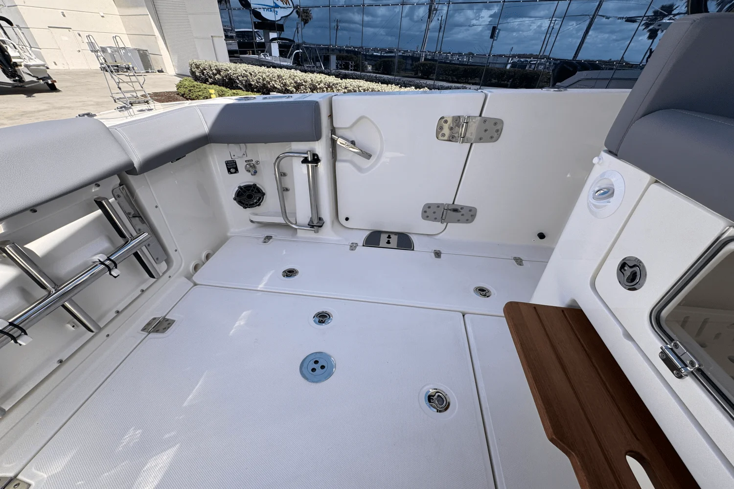 2025 Boston Whaler 350 Realm Image Thumbnail #9