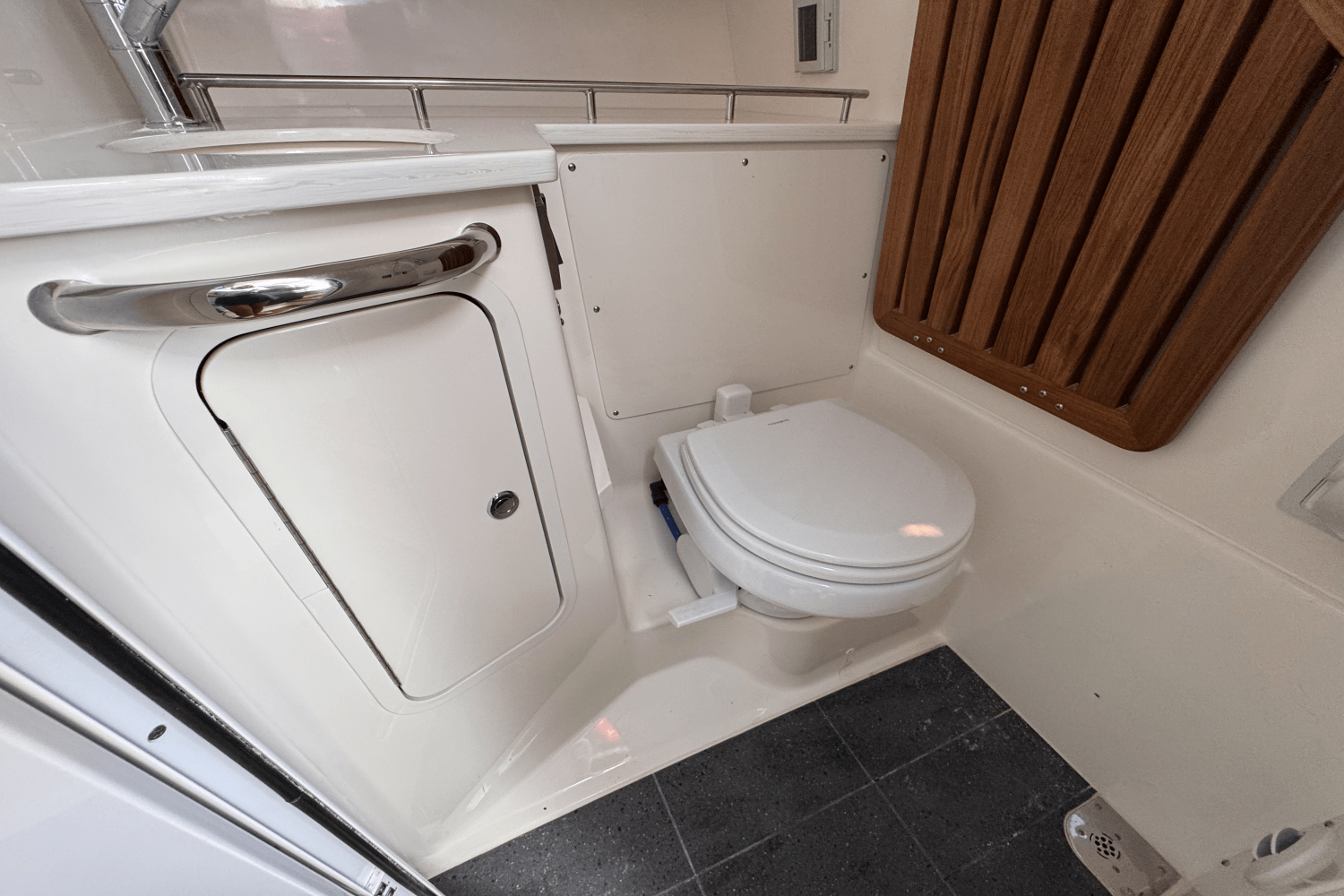 2025 Boston Whaler 350 Realm Image Thumbnail #33