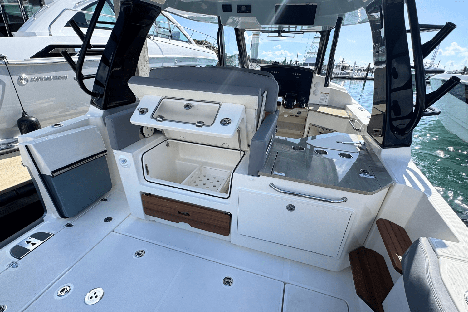 2025 Boston Whaler 350 Realm Image Thumbnail #8
