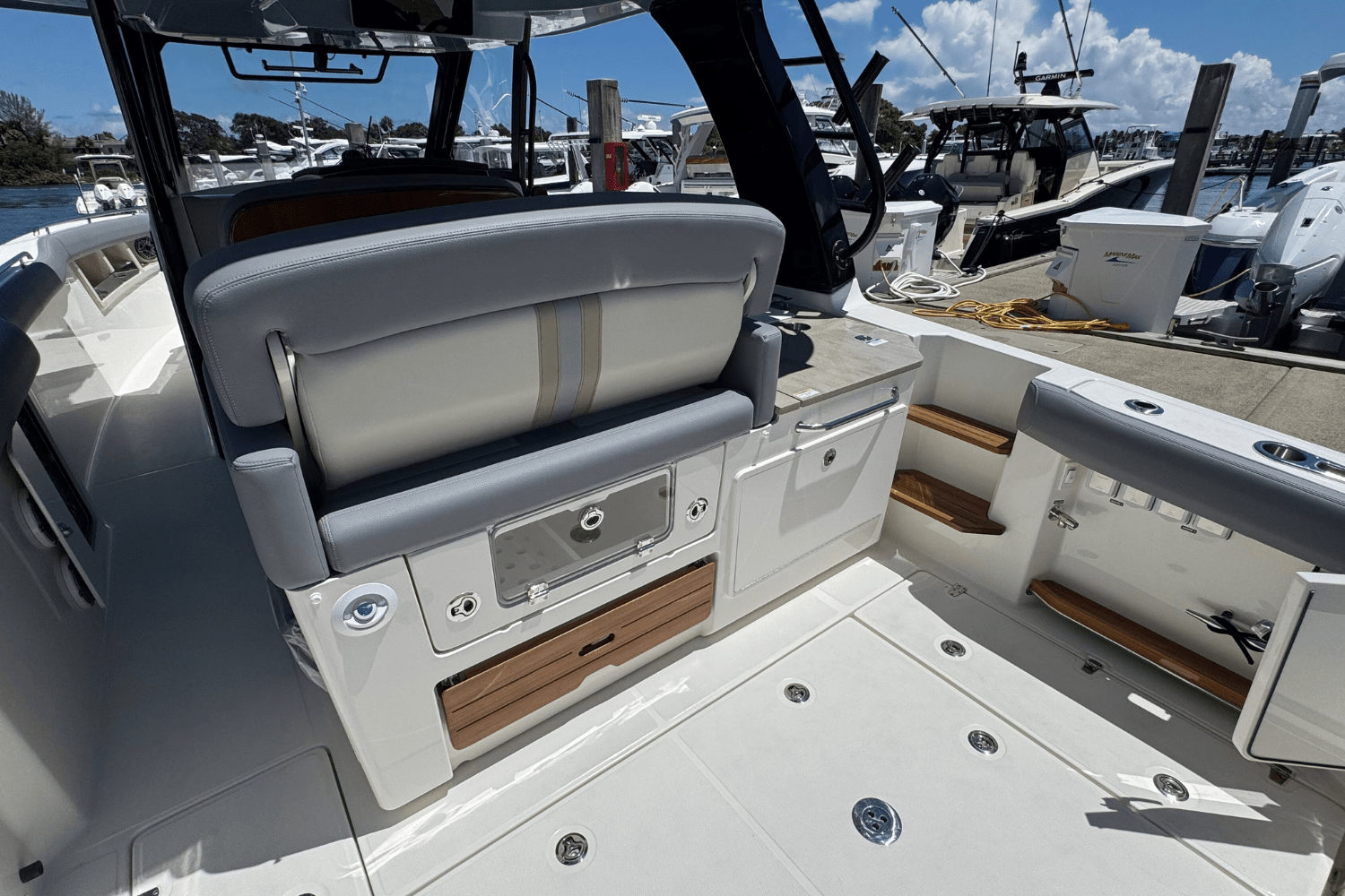 2025 Boston Whaler 350 Realm Image Thumbnail #9
