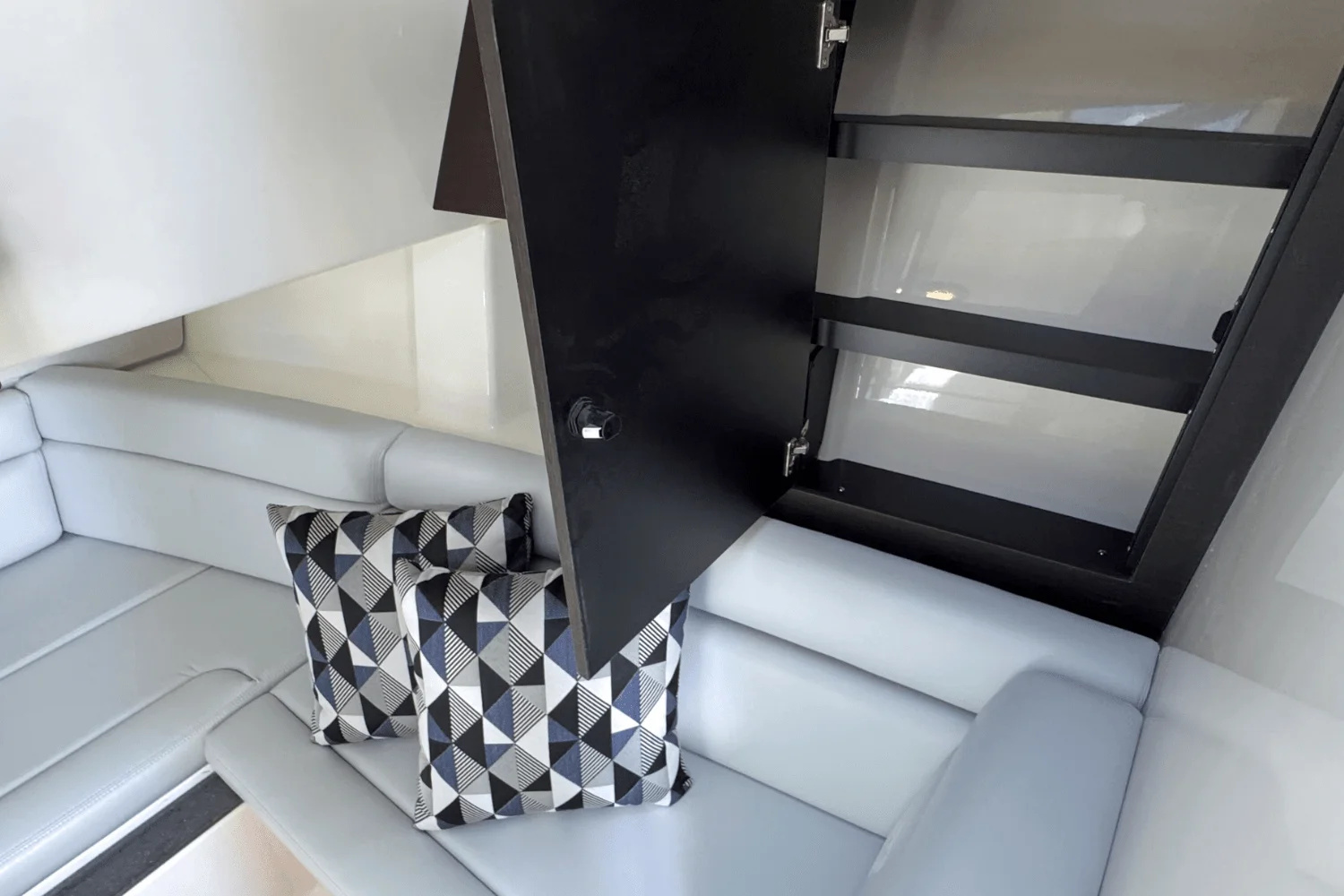 2025 Boston Whaler 350 Realm Image Thumbnail #28