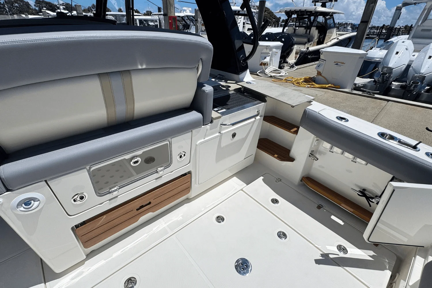 2025 Boston Whaler 350 Realm Image Thumbnail #10