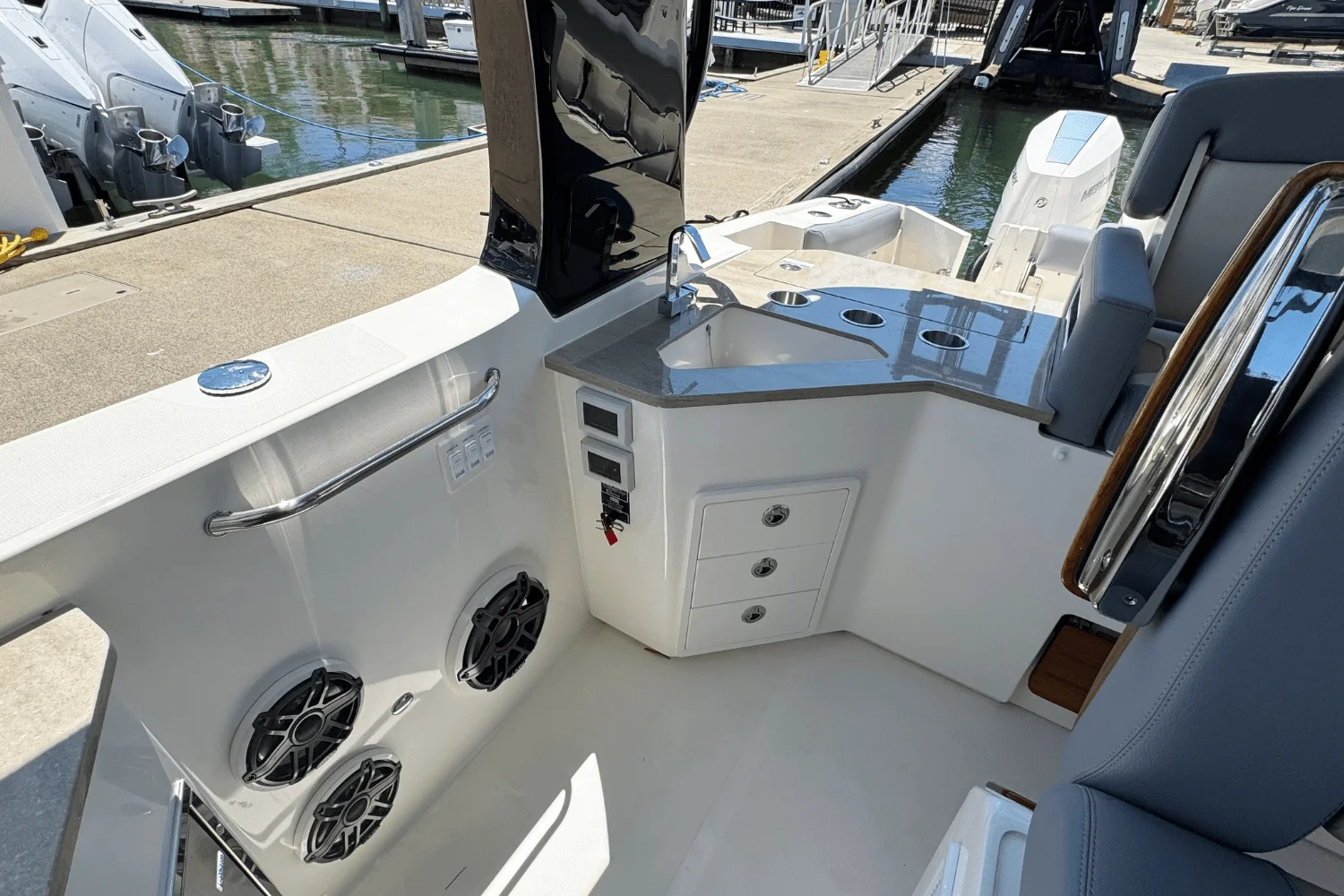 2025 Boston Whaler 350 Realm Image Thumbnail #15