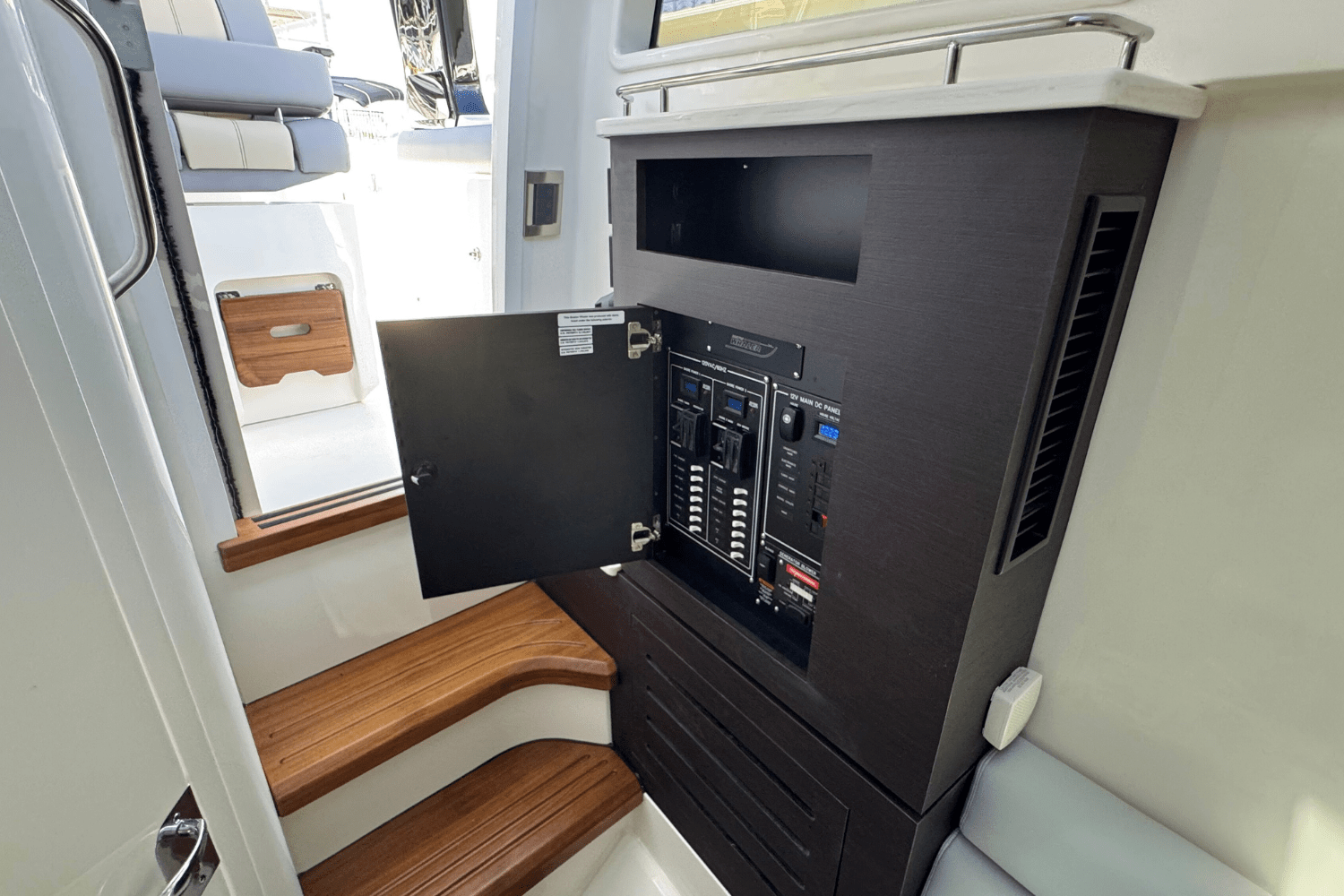 2025 Boston Whaler 350 Realm Image Thumbnail #26