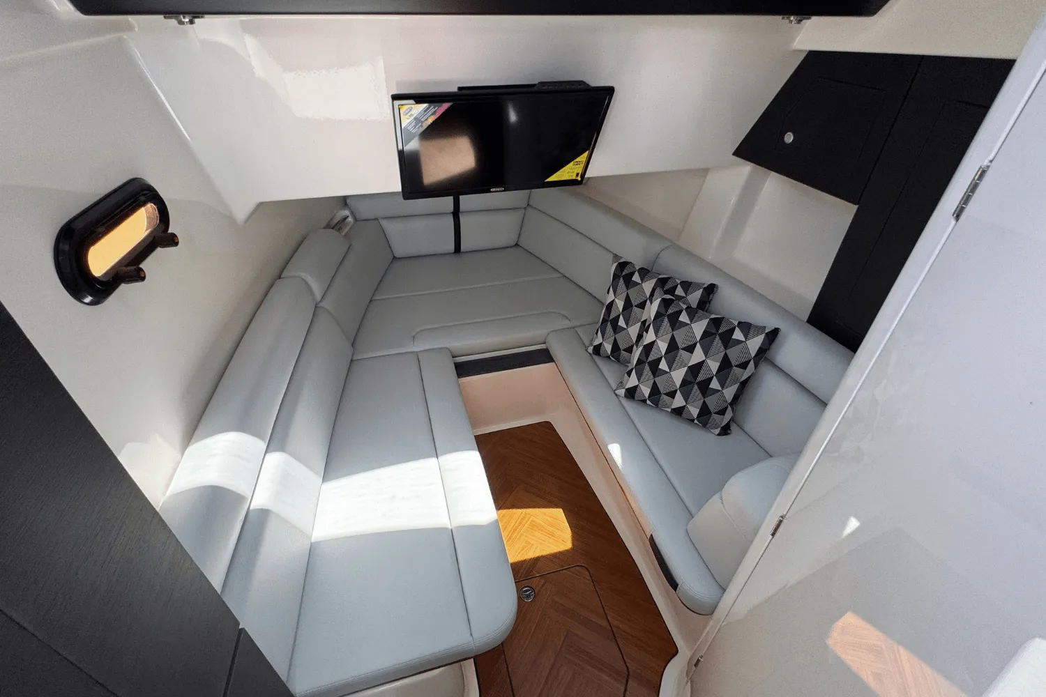2025 Boston Whaler 350 Realm Image Thumbnail #27