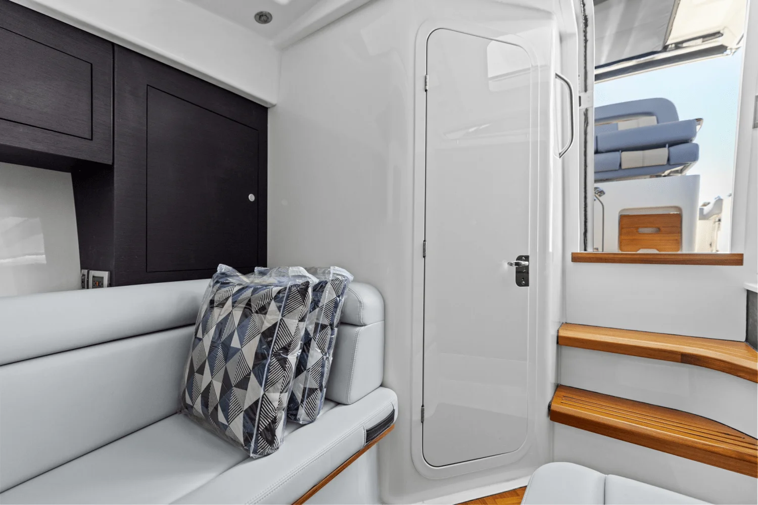 2025 Boston Whaler 350 Realm Image Thumbnail #37