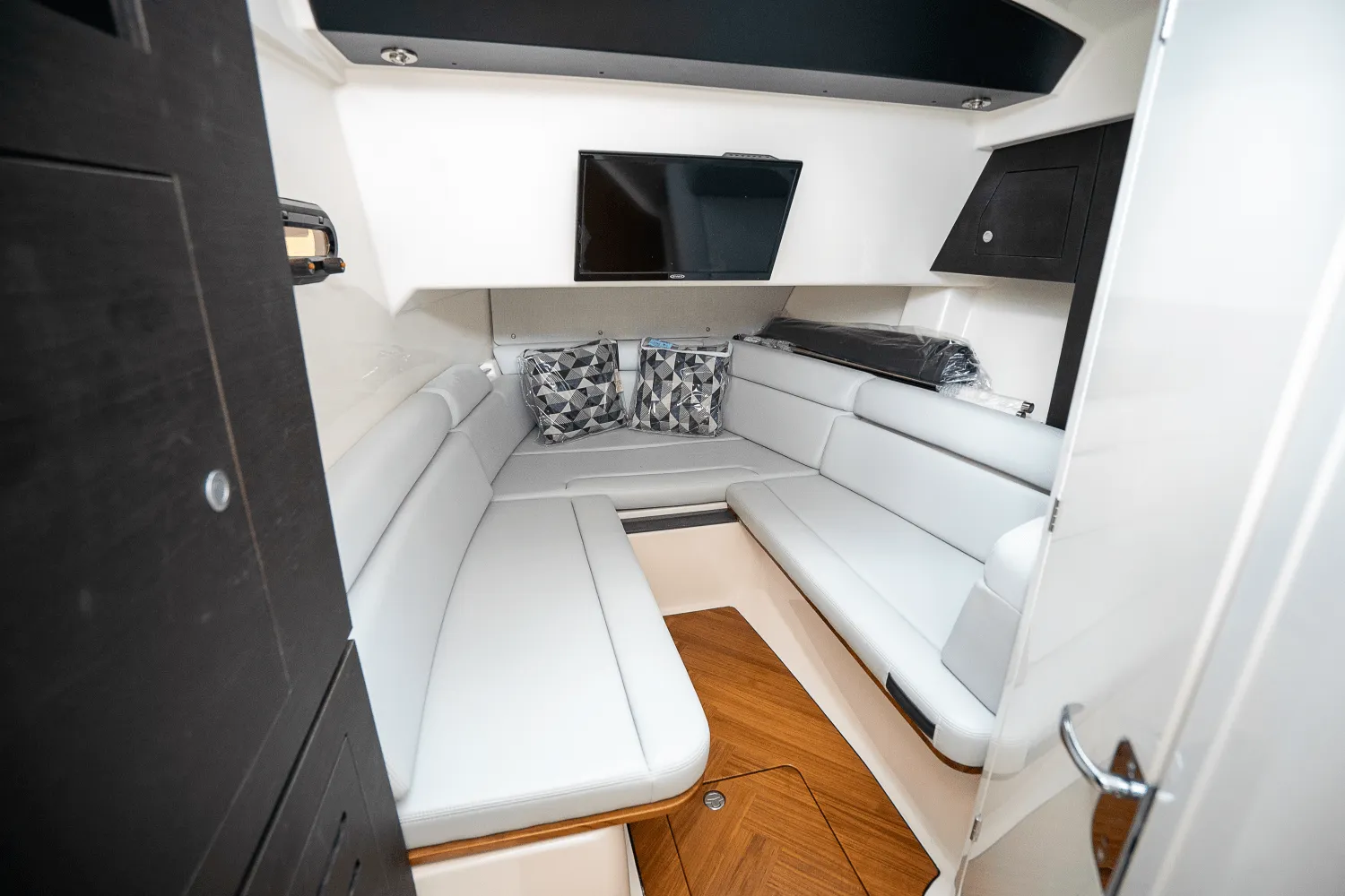 2025 Boston Whaler 350 Realm Image Thumbnail #18