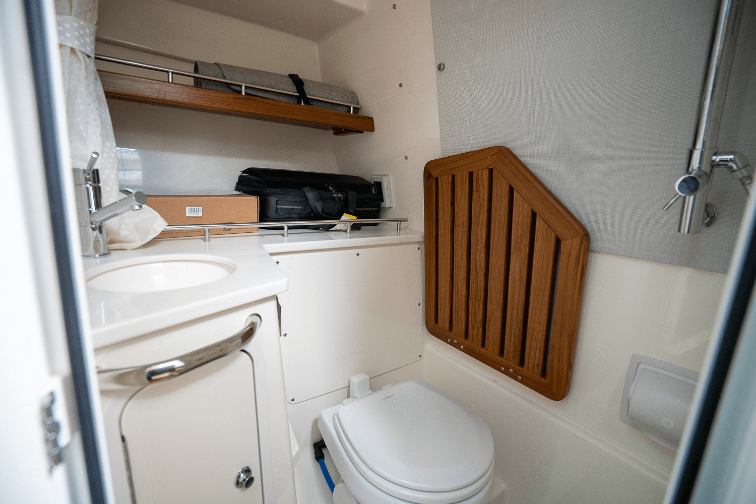 2025 Boston Whaler 350 Realm Image Thumbnail #22