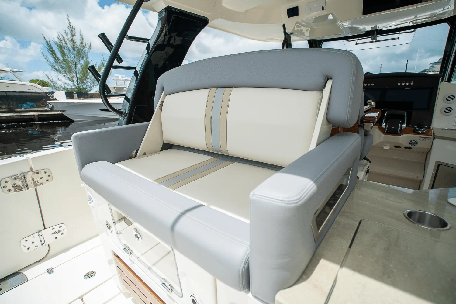 2025 Boston Whaler 350 Realm Image Thumbnail #8