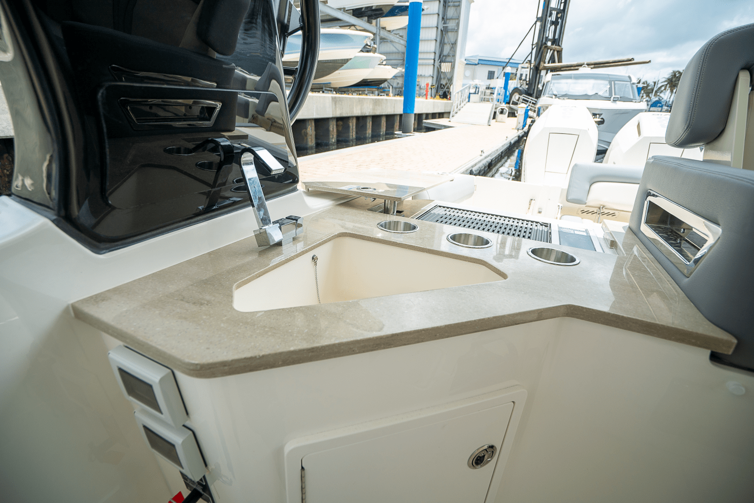 2025 Boston Whaler 350 Realm Image Thumbnail #13