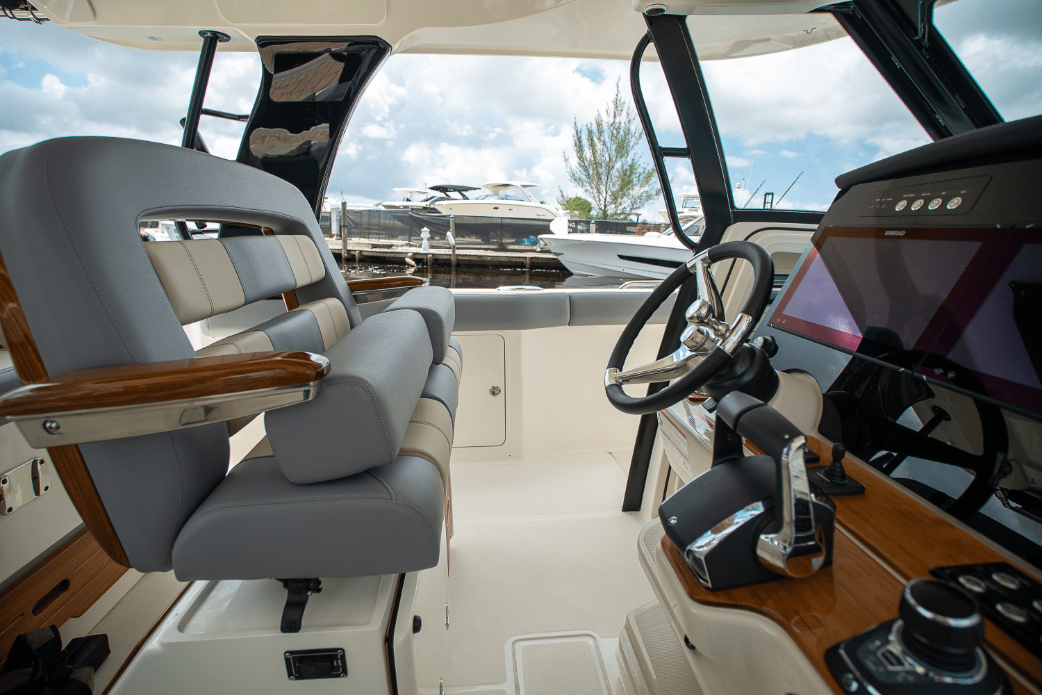 2025 Boston Whaler 350 Realm Image Thumbnail #14