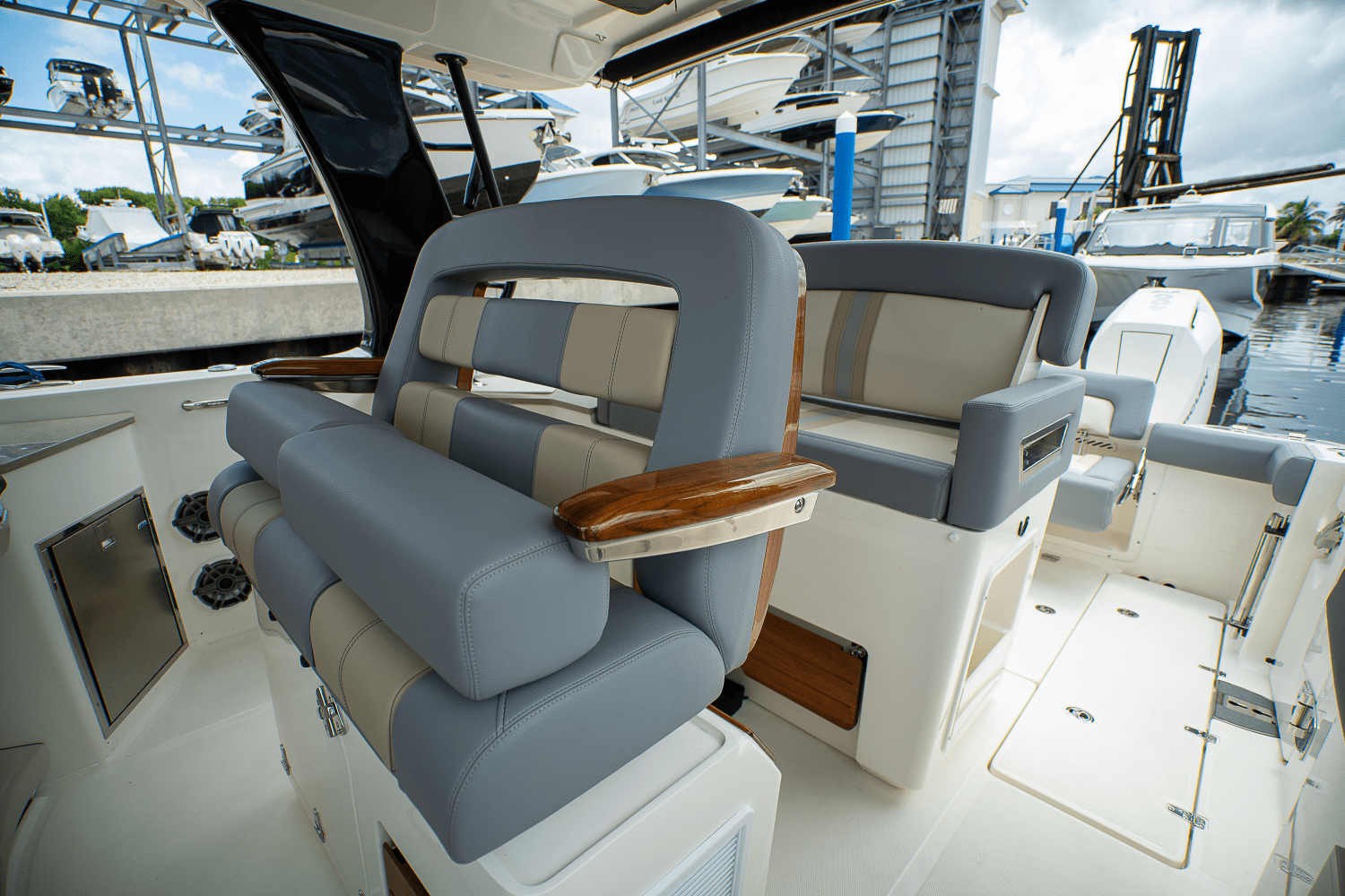2025 Boston Whaler 350 Realm Image Thumbnail #11