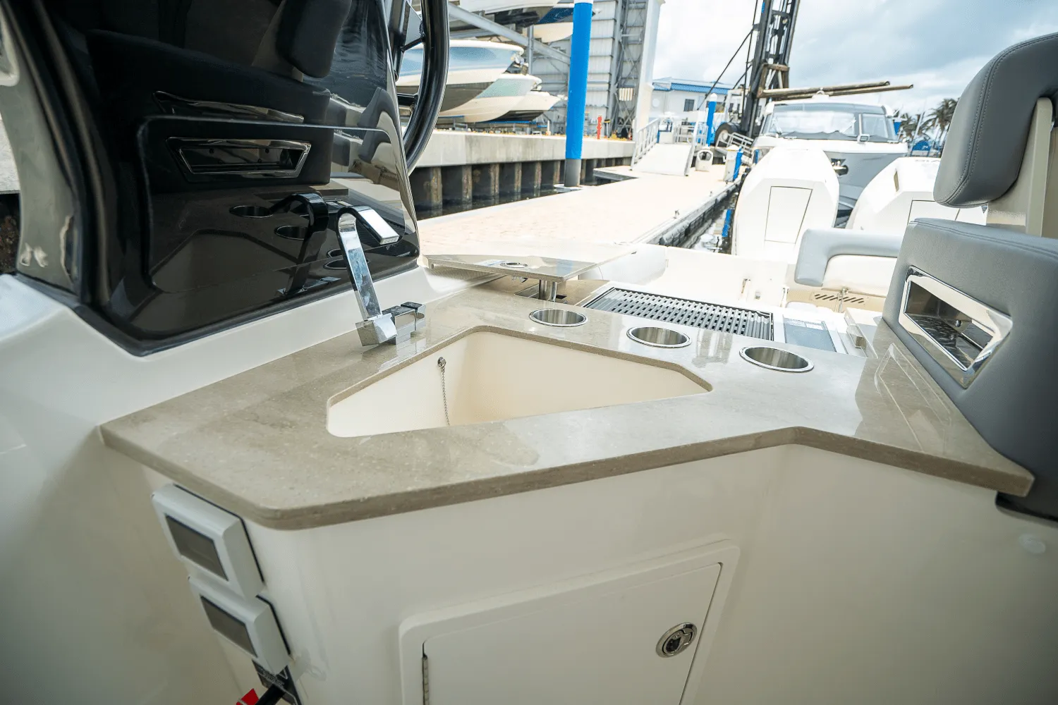 2025 Boston Whaler 350 Realm Image Thumbnail #13