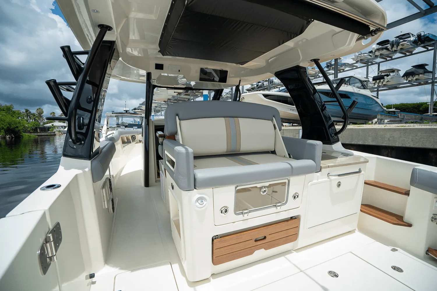 2025 Boston Whaler 350 Realm Image Thumbnail #6