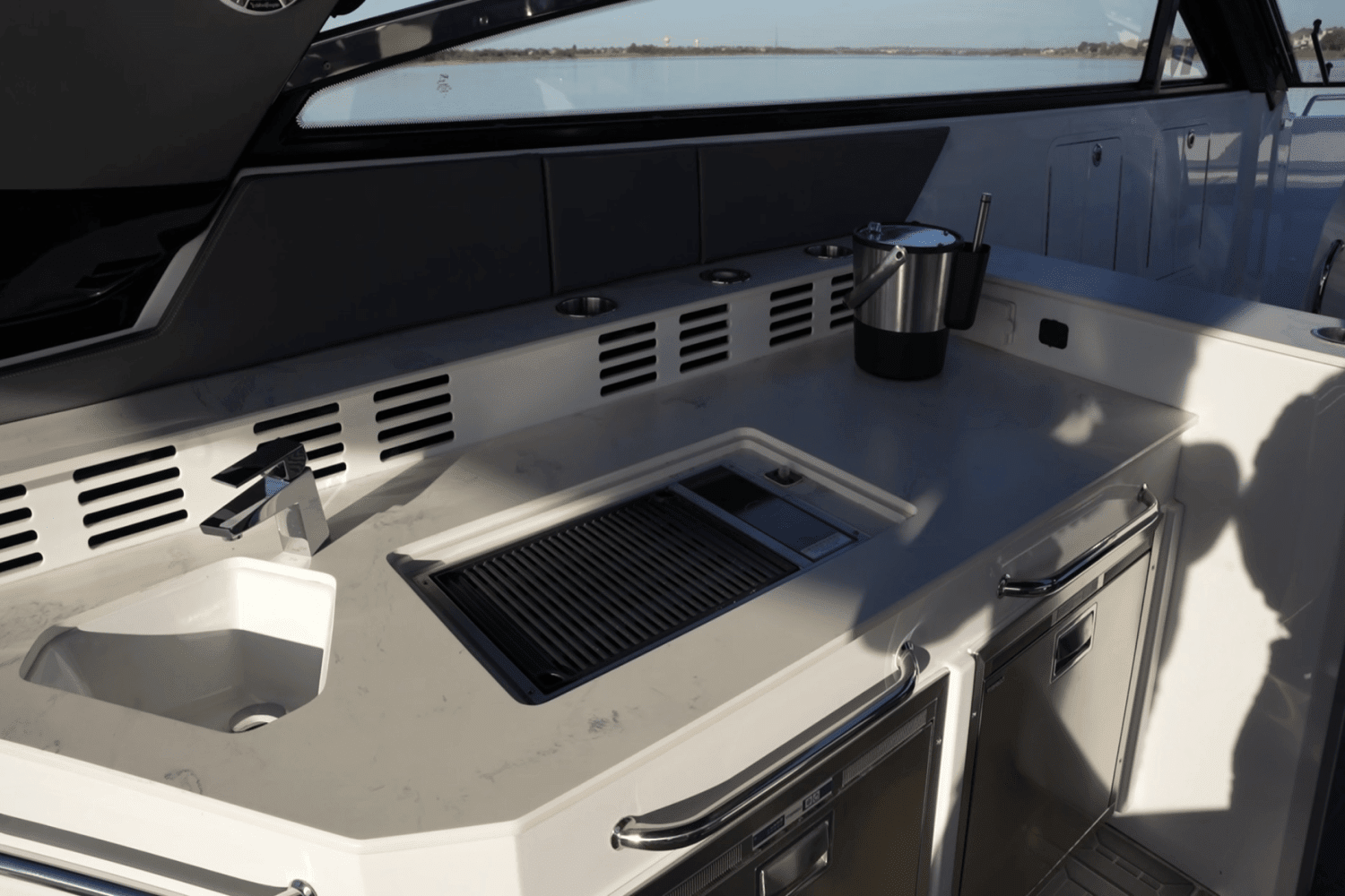 2022 Cruisers Yachts 42 GLS Image Thumbnail #20