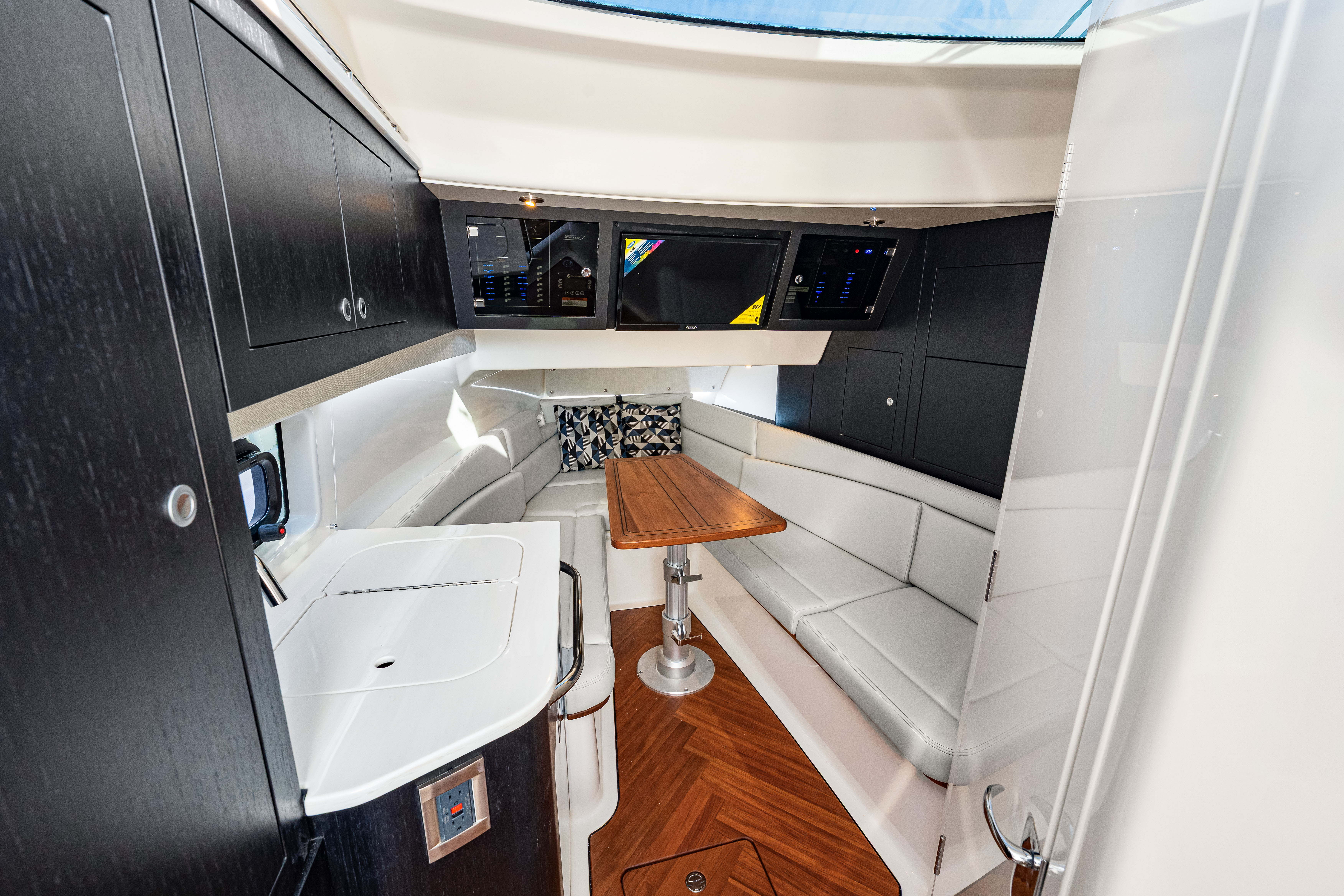 2025 Boston Whaler 380 Realm Image Thumbnail #19