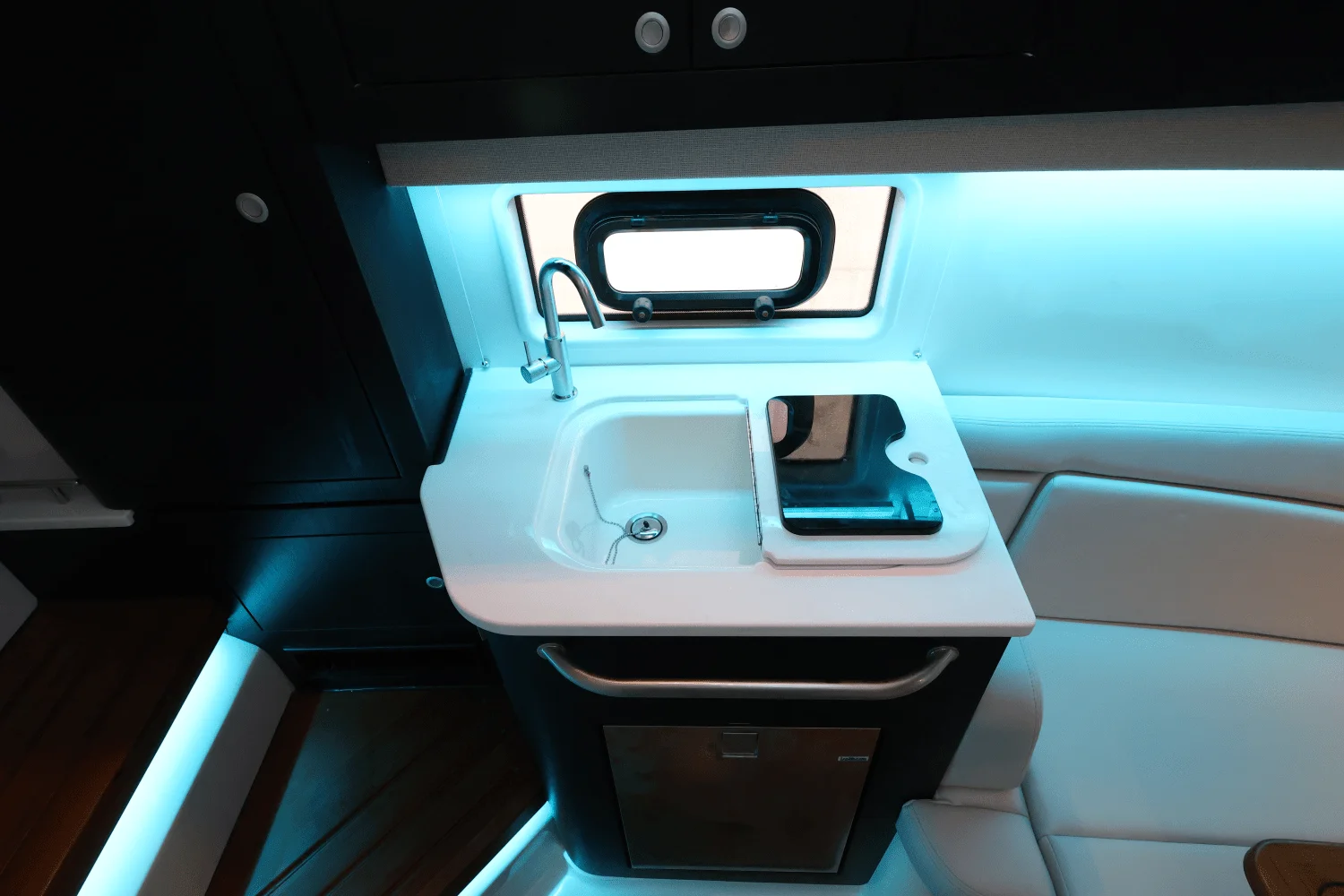 2025 Boston Whaler 380 Realm Image Thumbnail #28