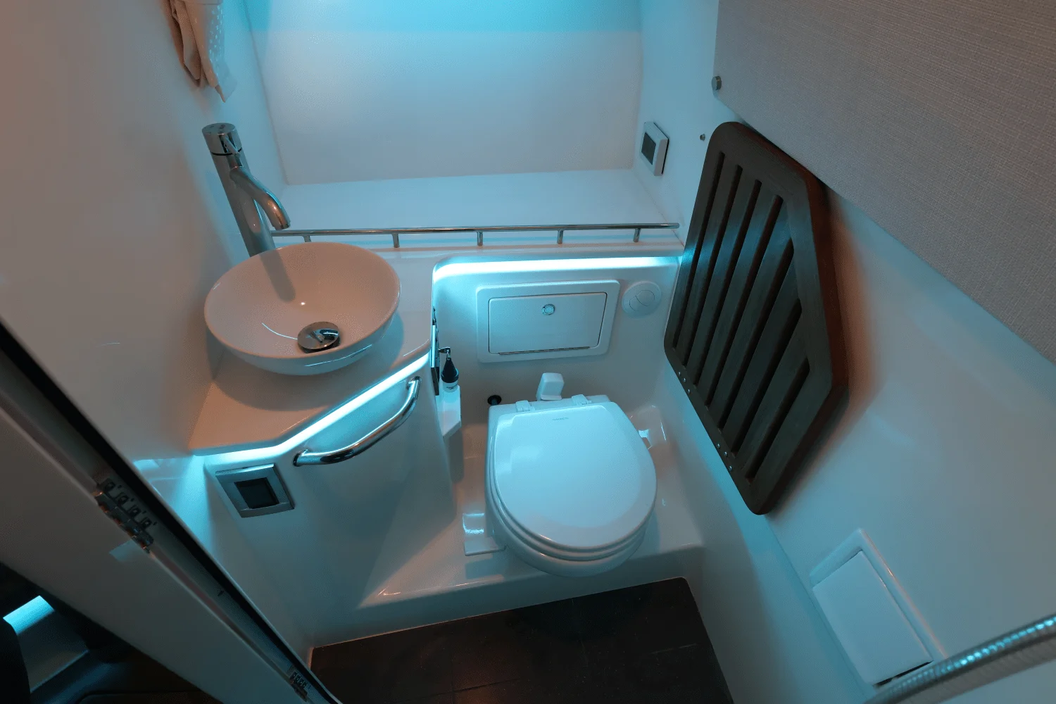 2025 Boston Whaler 380 Realm Image Thumbnail #32