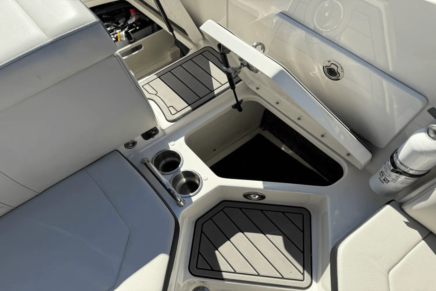 2022 Sea Ray SPX 230 OB Image Thumbnail #17