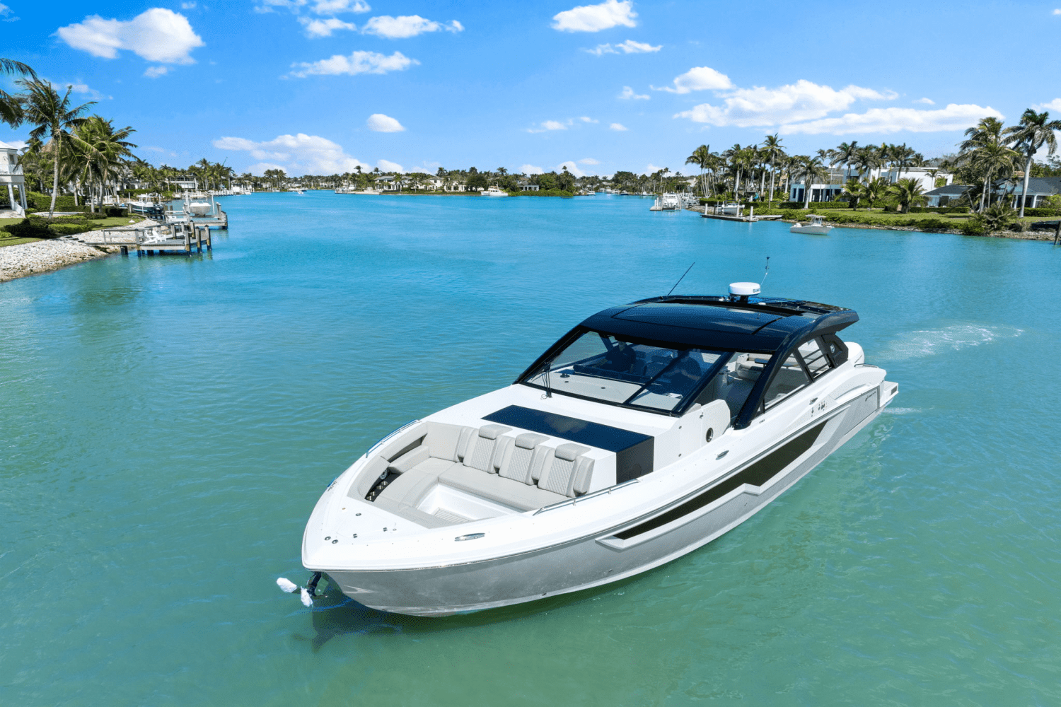 2025 Cruisers Yachts 50 GLS Outboard Image Thumbnail #2