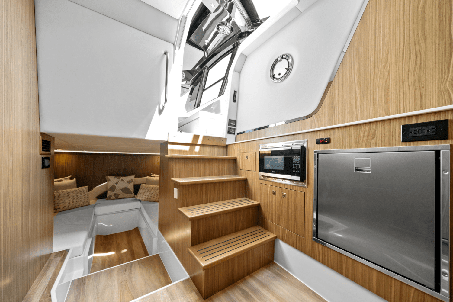 2025 Cruisers Yachts 50 GLS Outboard Image Thumbnail #41