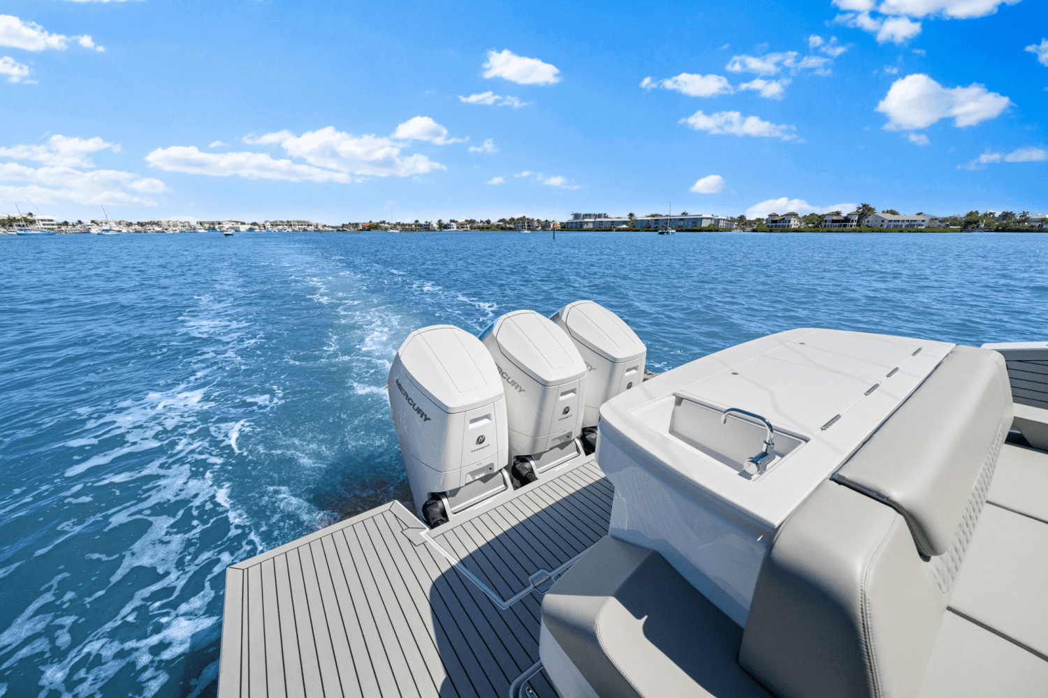 2025 Cruisers Yachts 50 GLS Outboard Image Thumbnail #38