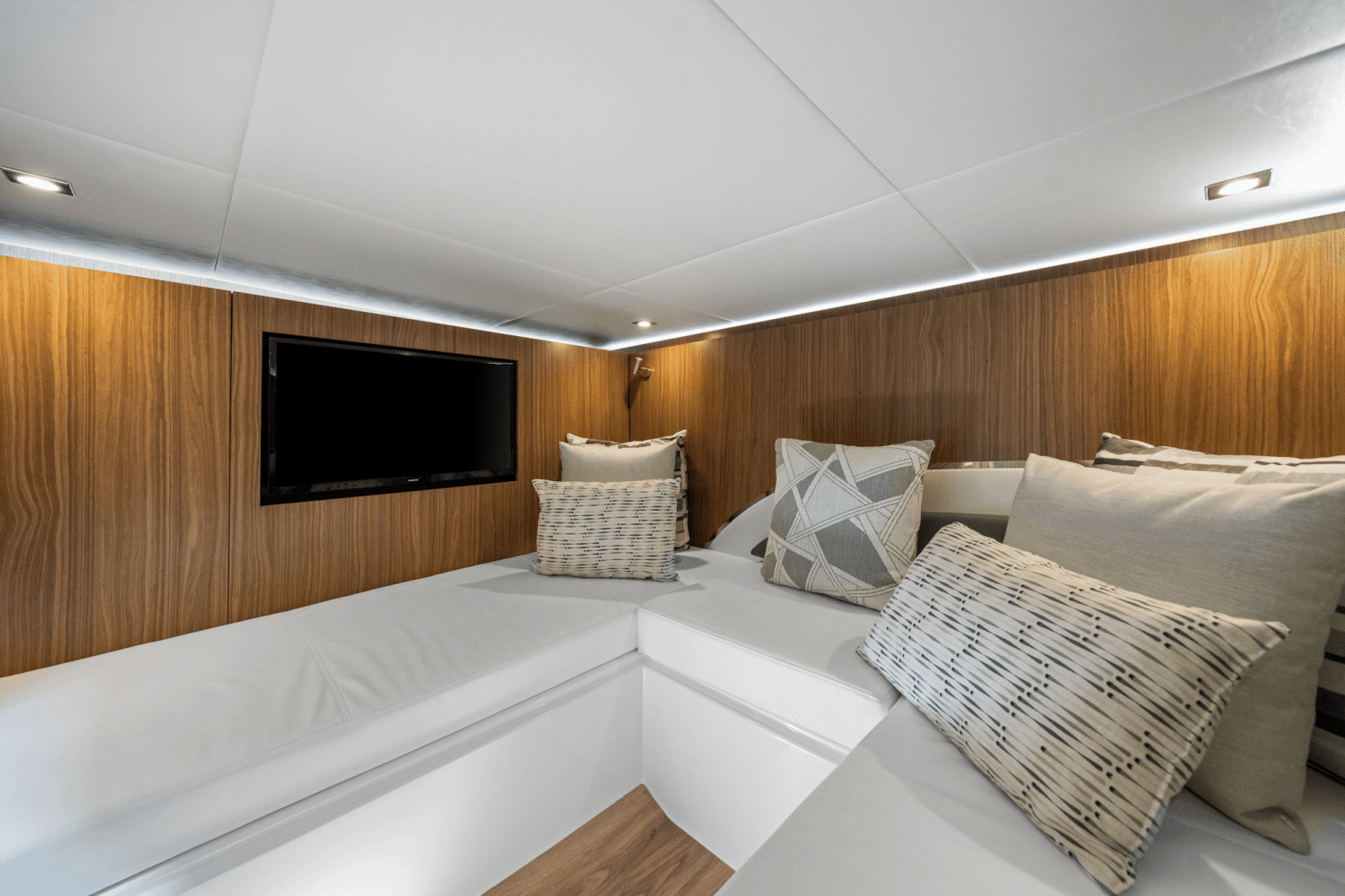 2025 Cruisers Yachts 50 GLS Outboard Image Thumbnail #45