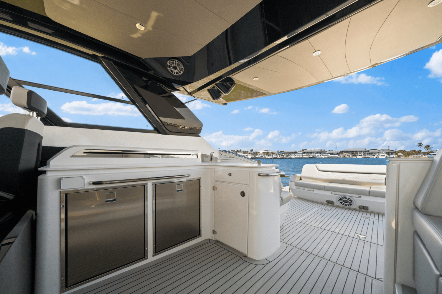 2025 Cruisers Yachts 50 GLS Outboard Image Thumbnail #36