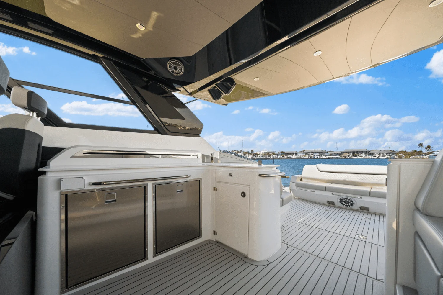 2025 Cruisers Yachts 50 GLS Outboard Image Thumbnail #36