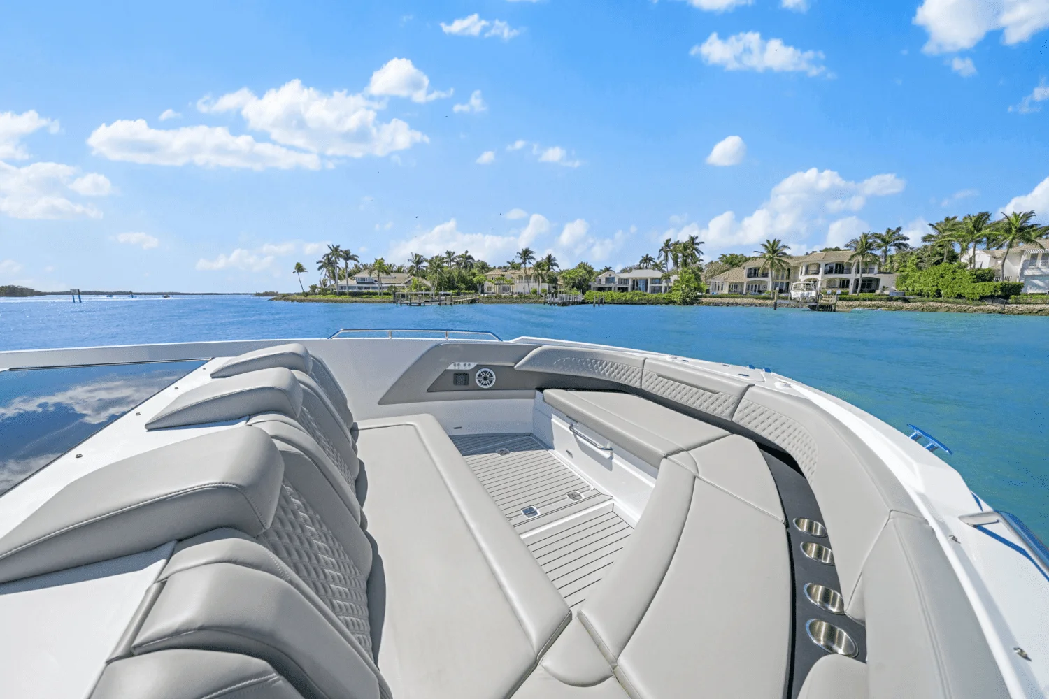 2025 Cruisers Yachts 50 GLS Outboard Image Thumbnail #24