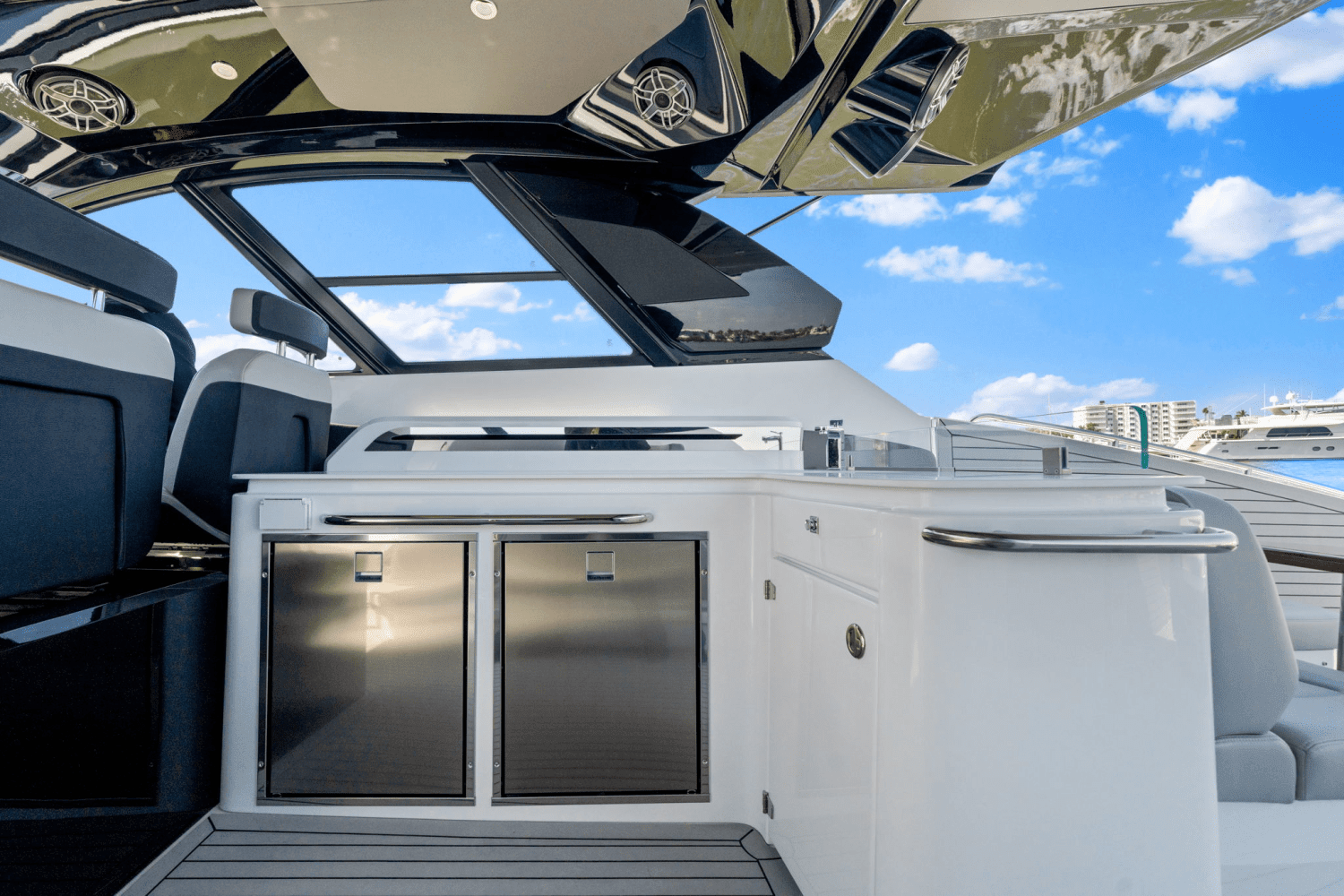 2025 Cruisers Yachts 50 GLS Outboard Image Thumbnail #37