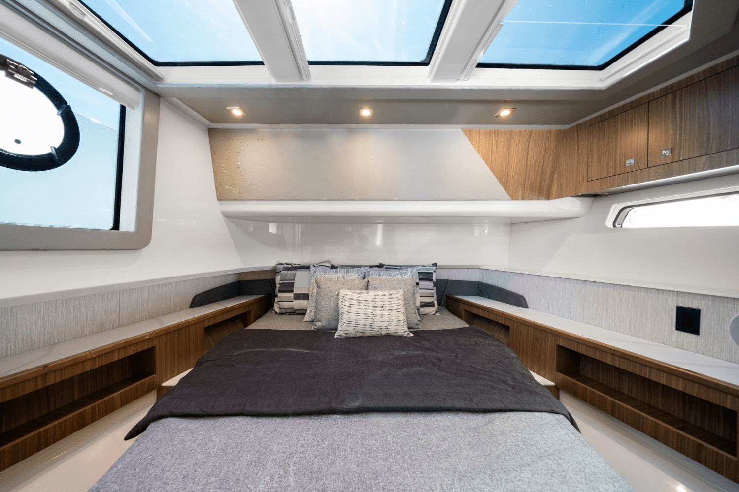 2025 Cruisers Yachts 50 GLS Outboard Image Thumbnail #46