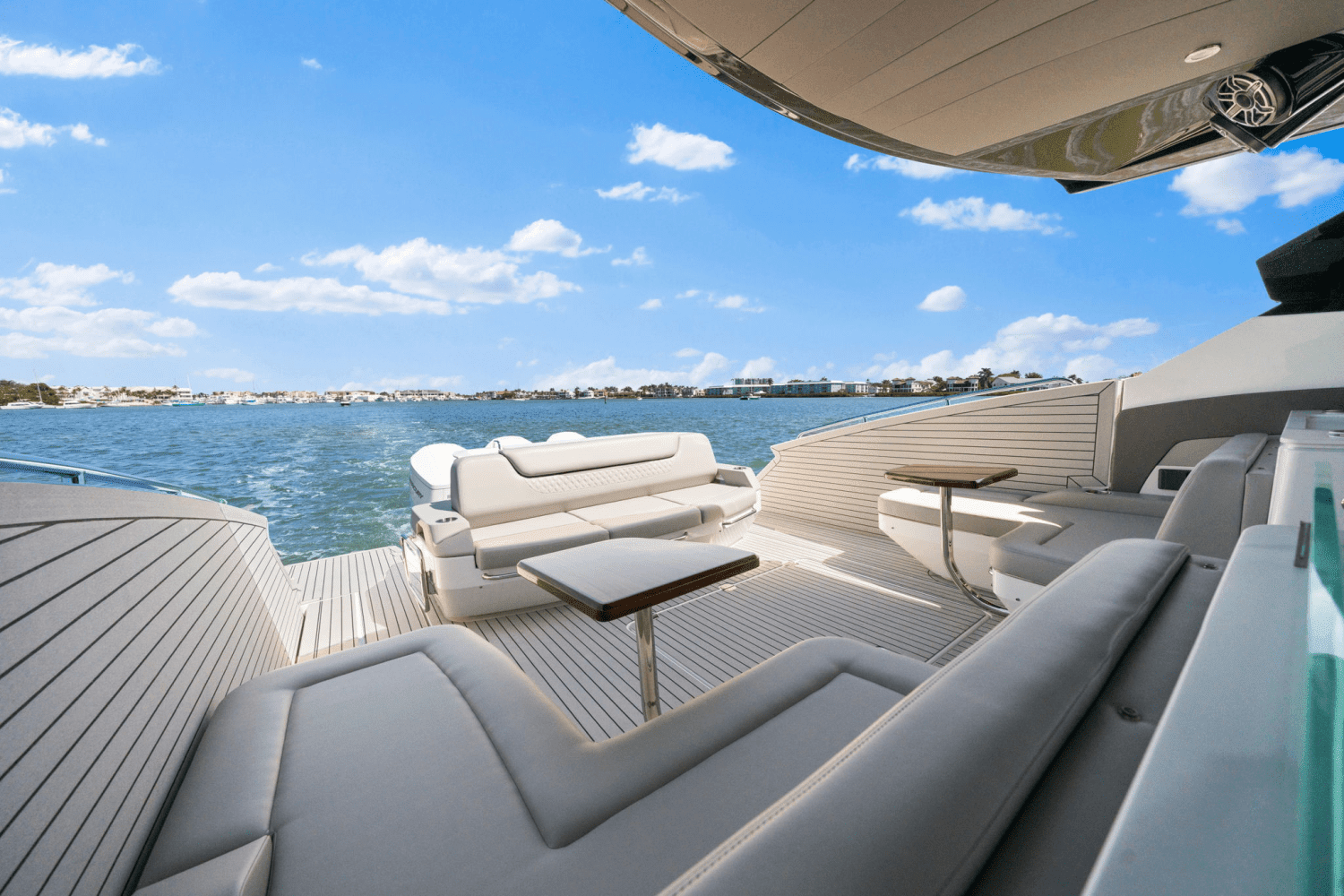 2025 Cruisers Yachts 50 GLS Outboard Image Thumbnail #27