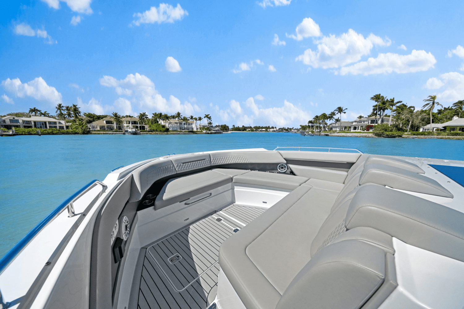 2025 Cruisers Yachts 50 GLS Outboard Image Thumbnail #23