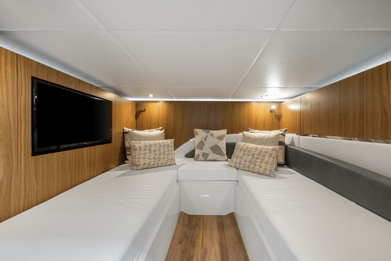 2025 Cruisers Yachts 50 GLS Outboard Image Thumbnail #44